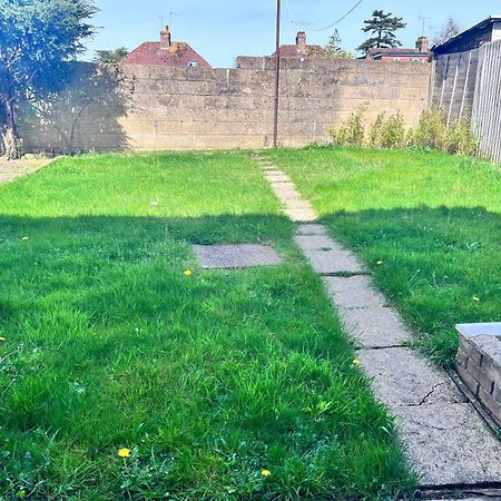 Lush House Close To Ashford Town Centre With Driveway Екстер'єр фото